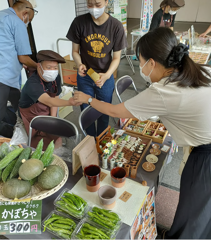 農作物や手作り雑貨を販売している様子