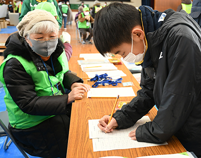 市民避難訓練で受付を行う避難者