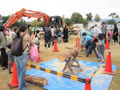 マスのつかみ取り・林業機械パフォーマンスの様子