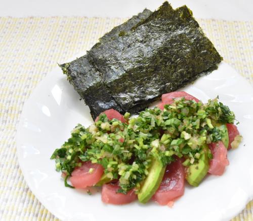 マグロとアボカドの海苔巻きの写真