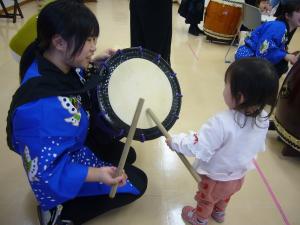 桶太鼓を叩いている様子