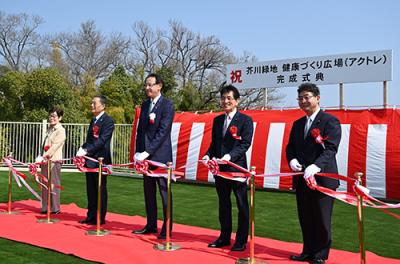 テープカットを行う濱田市長