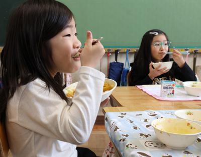 給食を食べる児童