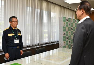 濱田市長に意気込みを語る篠原さん