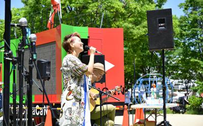富田ジャズストリートで歌う人