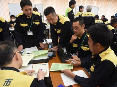災害図上訓練を実施する職員