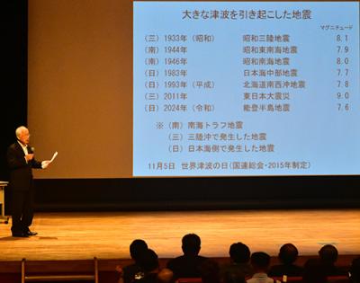 講演会を行う井口さん