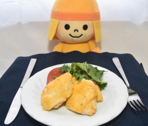 はにたんがチキンピカタを食べる写真