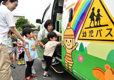バスに乗車する園児