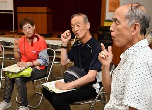 聴覚障がい者から手話を学ぶ講座参加者