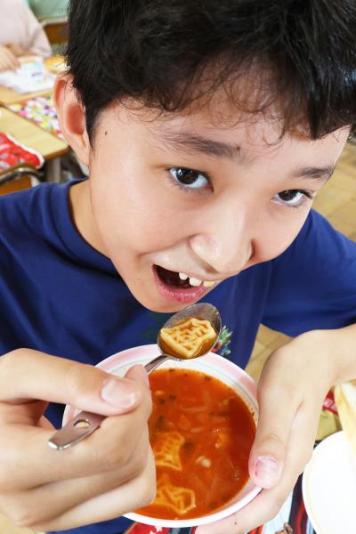 将棋献立を食べる子ども