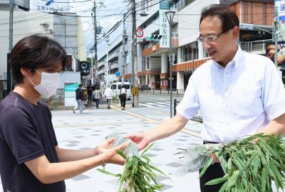ササを配る市長と受け取る市民