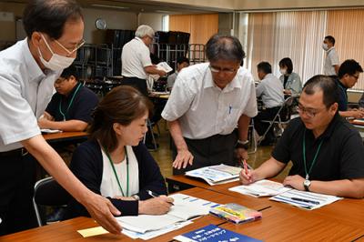 ワークショップを行う職員に助言を行う気象防災アドバイザー