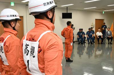 決意表明を行う消防隊員