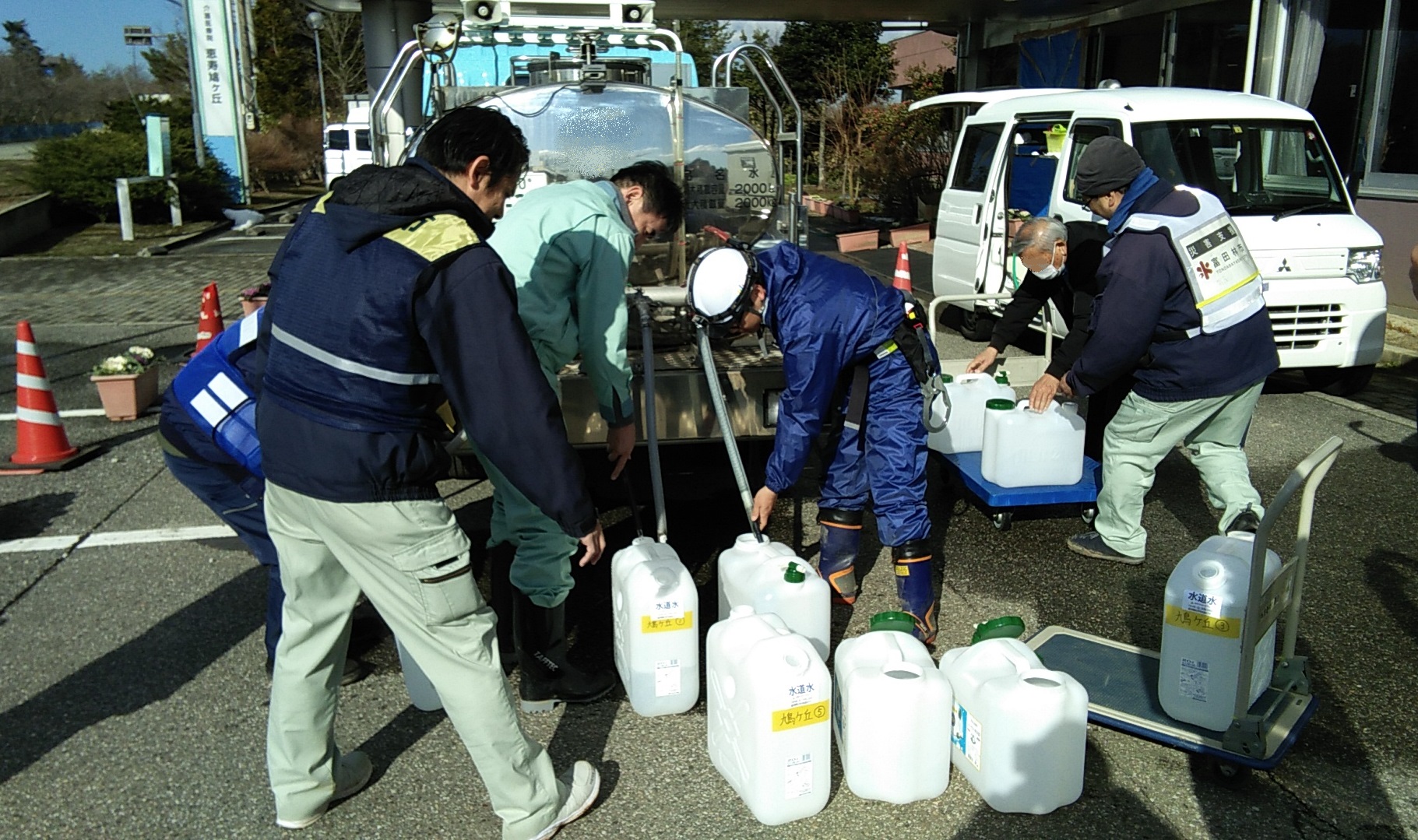 給水車による応急給水の様子