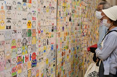 中学生が制作した美術作品を鑑賞する来館者