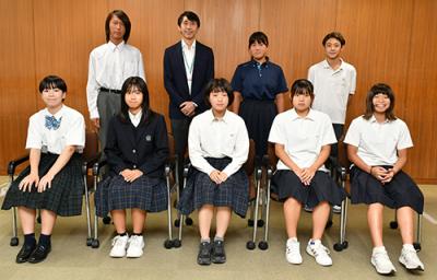 近畿・全国大会出場生徒と八十副市長