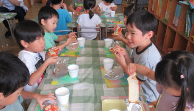 ピザトーストを食べる様子の写真