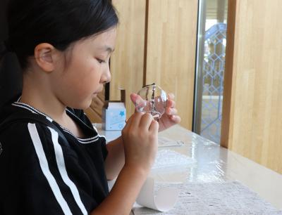風鈴に綿棒で色付けする子ども