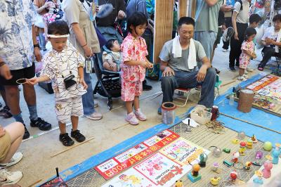 わなげで遊ぶ子ども