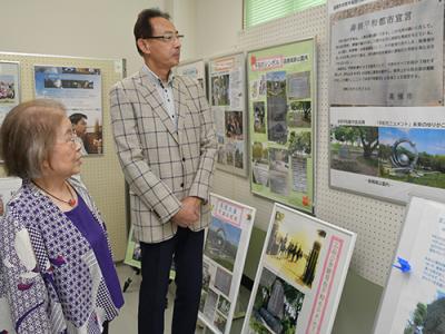 説明を受けながら展示をみる濱田市長