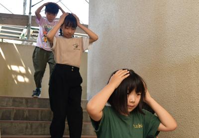 避難する子どもたち