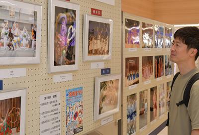 展示を眺める通行人