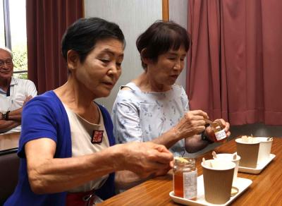 ハチミツを試食する参加者