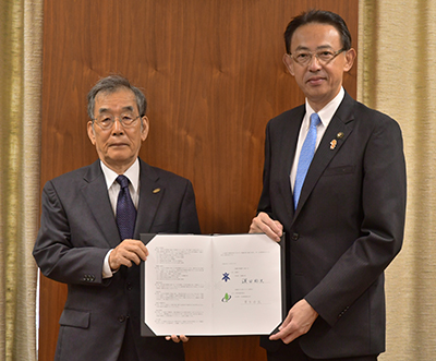 協定書を持つ濱田市長と栗本組合長