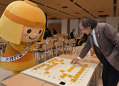対局を行う福崎九段とはにたん