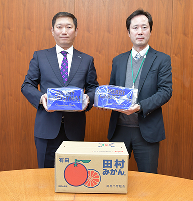 クリスマスケーキを持つ梅原社長と川上福祉事務所長