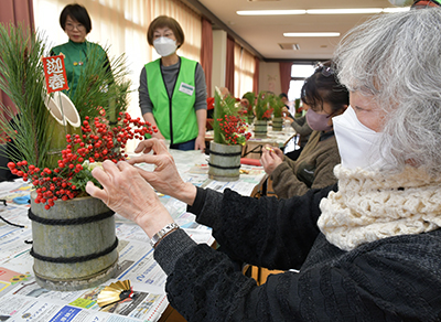 門松を制作する講座参加者