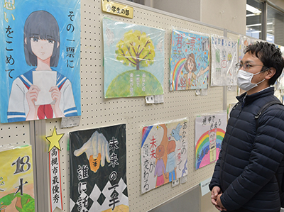 選挙ポスターを観る来庁者