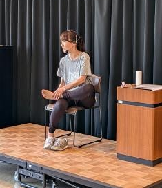 足のマッサージの指導をされる講師