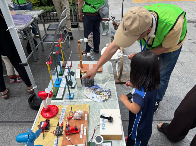 うちわで発電する様子