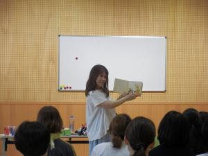 絵本の読み聞かせ