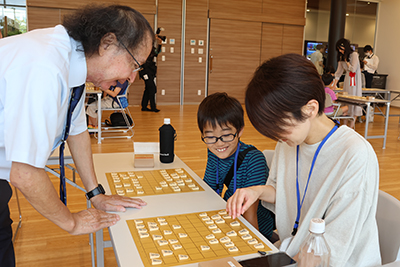 親子指導対局をする様子