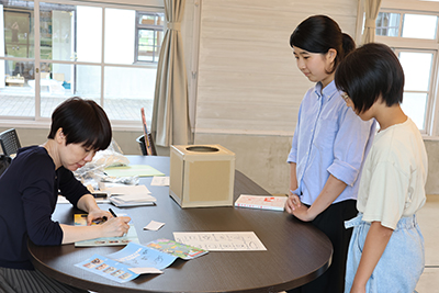 漫画「将棋の渡辺くん」著者の伊奈めぐみさんによるサイン会