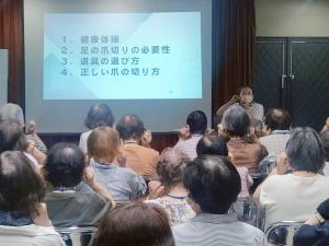 スライドで説明する写真