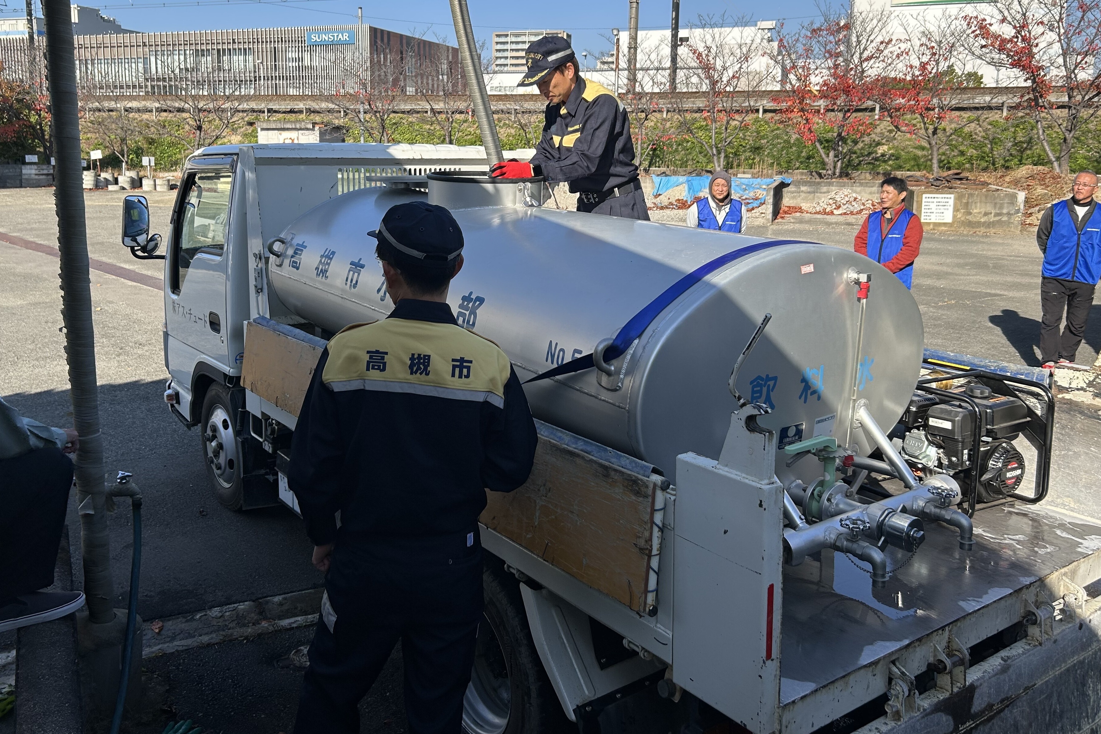 仮設給水車へ注水