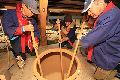 櫂入れ(かいいれ)の作業をする職人たち