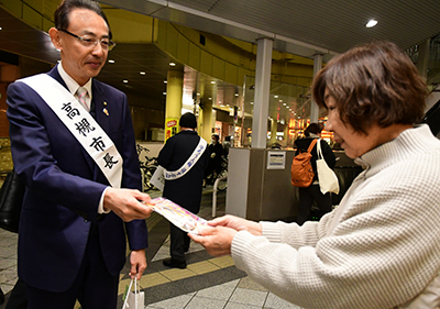 人権街頭啓発に参加する濱田市長