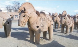 埴輪祭祀場に並ぶ馬形埴輪のレプリカ（今城塚古墳）