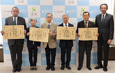 表彰状を持つ受賞者と濱田市長