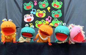 手袋人形劇のカエルたち