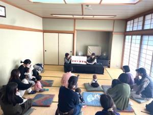 大型絵本を楽しむ様子