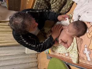 初孫のお着替え苦戦中