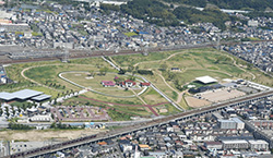 安満遺跡公園全景（空撮）