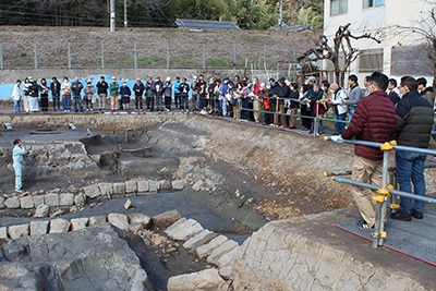 職員の説明を聞く参加者