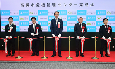 完成式典のテープカットの様子